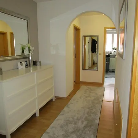 Helle 3-zimmer-dachgeschosswohnung شقة