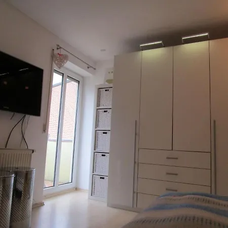 Helle 3-zimmer-dachgeschosswohnung شقة